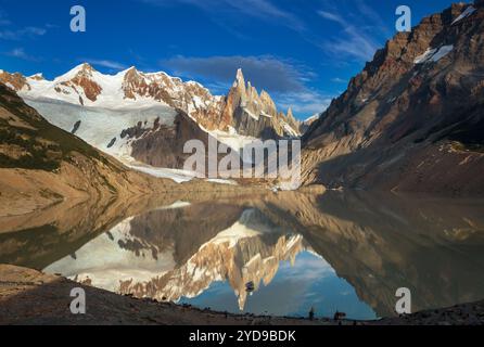 Le Cerro Torre, à la frontière Argentine-chilienne, est l'un des plus beaux sommets du monde Banque D'Images