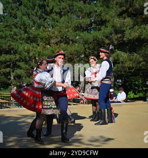 Brno - Bystrc, République tchèque, 22 juin 2024. Fête traditionnelle tchèque. Danse folklorique traditionnelle et divertissement. Filles et garçons Banque D'Images