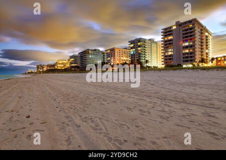 Horizon des immeubles d'appartements à Surfside Beach à Miami, États-Unis Banque D'Images