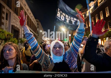 Rome, Italie. 25 octobre 2024. Citoyens et activistes se rassemblent pour participer à un rassemblement de soutien aux Palestiniens devant l’ambassade américaine. Les manifestants se tachent les mains avec de la peinture rouge. (Crédit image : © Marco Di Gianvito/ZUMA Press Wire) USAGE ÉDITORIAL SEULEMENT! Non destiné à UN USAGE commercial ! Banque D'Images