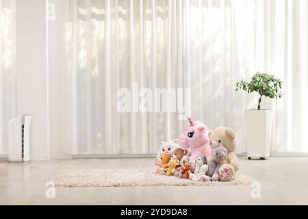 Peluche des jouets d'animaux sur un capet dans une chambre Banque D'Images