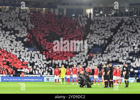 King Power Stadium, Leicester, Royaume-Uni. 25 octobre 2024. Premier League Football, Leicester City contre Nottingham Forest ; l'équipe de Nottingham Forest s'aligne pendant que The Last Post est joué crédit : action plus Sports/Alamy Live News Banque D'Images