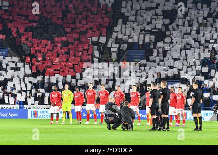 King Power Stadium, Leicester, Royaume-Uni. 25 octobre 2024. Premier League Football, Leicester City contre Nottingham Forest ; l'équipe de Nottingham Forest s'aligne pendant que The Last Post est joué crédit : action plus Sports/Alamy Live News Banque D'Images