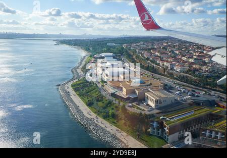 ISTANBUL, - 05 JUILLET 2016 : L'avion de Turkish Airlines atterrit au-dessus de l'Istanbul Sea Life Aquarium TurkuaZoo sur le bord de la mer. Istanbul. Turquie Banque D'Images