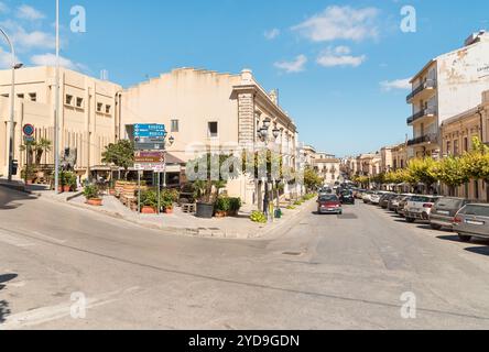 Ispica, Sicile, Italie - 6 octobre 2024 : une rue dans le centre historique d'Ispica, situé dans la vallée de Noto, province de Raguse Banque D'Images