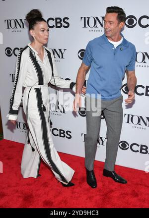 Sutton Foster et Hugh Jackman assistent à la 75e édition annuelle des Tony Awards Meet the Nominees Press Event au Sofitel New York le 12 mai 2022 à New York. Banque D'Images