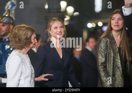 Oviedo, Espagne, 25 octobre 2024 : Reine émérite, Sofia de Grèce (l) avec ses petites-filles, Leonor de Borbón et Sofia de Borbón (R) lors des Prix Princesse des Asturies 2024, le 25 octobre 2024, au Théâtre Campoamor, à Oviedo, Espagne. Crédit : Alberto Brevers / Alamy Live News. Banque D'Images