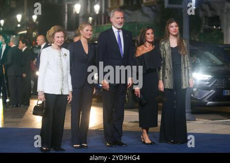 Oviedo, Espagne, 25 octobre 2024 : la famille royale pose pour les médias lors des Prix Princesse des Asturies 2024, le 25 octobre 2024, au Théâtre Campoamor, à Oviedo, Espagne. Crédit : Alberto Brevers / Alamy Live News. Banque D'Images