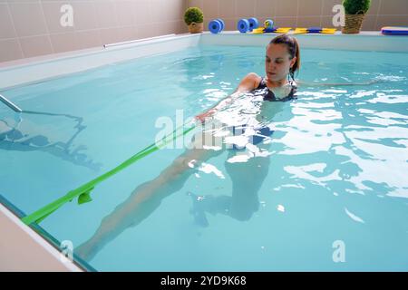 Centre de physiothérapie spécialisé en pathologie de l'épaule avant ou après opération. Travail d'extension du coude dans la balnéothérapie après fracture de la tête radiale non opérée. Pratique de la physiothérapie 016817 077 Banque D'Images