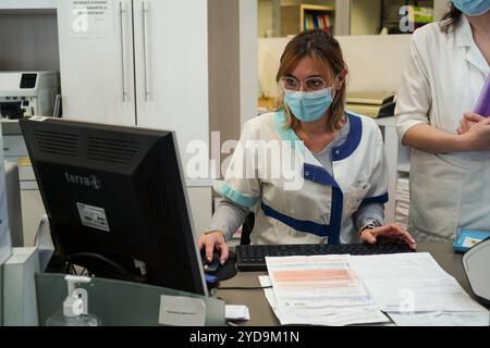 Laboratoire d'analyses médicales. Secrétaire médical et technicien de laboratoire d'analyse. Laboratoire d'analyses médicales 016837 064 Banque D'Images