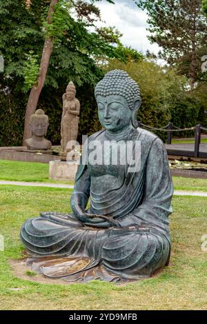 Statue de Bouddha dans un jardin zen Banque D'Images