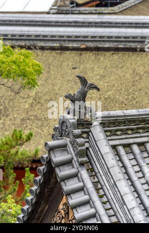 Hiroshima, Japon - 20 août 2024 : ornement de toit Sachihoko sur l'île de miyajima. Banque D'Images