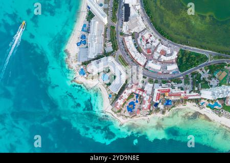 Vue panoramique aérienne de la plage de Cancun et de la zone hôtelière de la ville au Mexique Banque D'Images