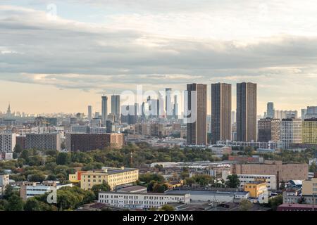 Panorama aérien de Moscou avec vue sur le quartier de Moscou. Gratte-ciel au centre de la capitale. Panorama de la ville russe du Banque D'Images