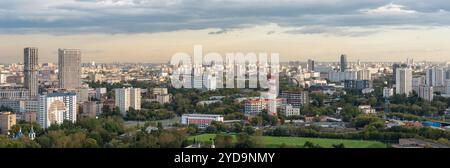 Panorama aérien de Moscou avec vue sur le quartier. Panorama de la ville russe au coucher du soleil. Architecture russe Banque D'Images