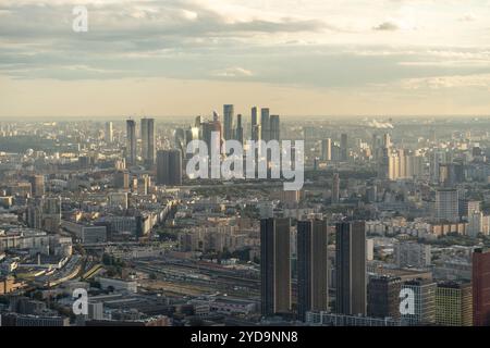 Panorama aérien de Moscou avec vue sur le quartier de Moscou. Gratte-ciel au centre de la capitale. Panorama de la ville russe du Banque D'Images