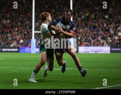 Benjamin Elizalde des Bristol Bears est attaqué par George Hendy des Northampton Saints lors du Gallagher Premiership match à Ashton Gate, Bristol. Date de la photo : vendredi 25 octobre 2024. Banque D'Images