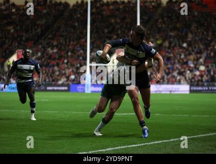 Benjamin Elizalde des Bristol Bears est attaqué par George Hendy des Northampton Saints lors du Gallagher Premiership match à Ashton Gate, Bristol. Date de la photo : vendredi 25 octobre 2024. Banque D'Images