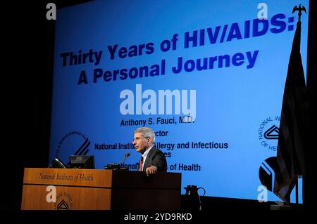 Le 31 mai 2011, le directeur du NIAID Anthony S. Fauci, M.D. a prononcé une conférence spéciale pour commémorer le 30e anniversaire des premiers cas signalés de ce qui est maintenant connu sous le nom de SIDA. Dr Anthony S. Fauci parle de 30 ans de VIH/SIDA 016867 183 Banque D'Images