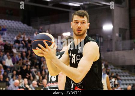 Kortrijk, Belgique. 25 octobre 2024. Robbie Beran de Kortrijk photographié en action lors d'un match de basket-ball entre House of talents Spurs Kortrijk et Limburg United, vendredi 25 octobre 2024, à Kortrijk, le jour 8 du championnat de paniers de première division de la 'BNXT League'. BELGA PHOTO KURT DESPLENTER crédit : Belga News Agency/Alamy Live News Banque D'Images