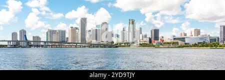 Miami, États-Unis - 11 septembre 2019 : horizon de Miami avec gratte-ciel et pont sur la mer Banque D'Images