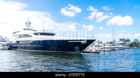 Fort Lauderdale, Floride, États-Unis - 20 septembre 2019 : yachts de luxe amarrés dans la marina de Fort Lauderdale, Floride Banque D'Images