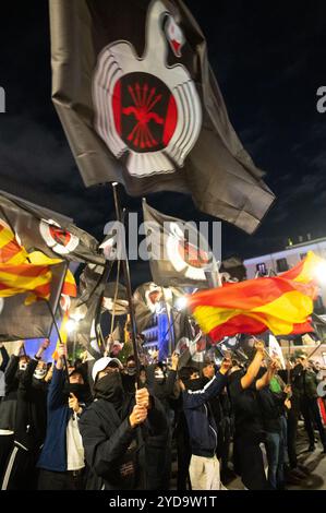 Madrid, Espagne. 25 octobre 2024. Les membres du groupe d’extrême droite Falange se rassemblent dans le centre de Madrid pour protester contre l’immigration avec le slogan « réintégration » et exiger le rapatriement des migrants. Crédit : Marcos del Mazo/Alamy Live News Banque D'Images