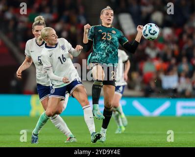 Londres, Royaume-Uni. 25 octobre 2024. Selina Cerci (25 Allemagne) s'entremêle avec Alex Greenwood (16 Angleterre) lors du match international féminin entre l'Angleterre et l'Allemagne au stade de Wembley à Londres, Angleterre, vendredi 25 octobre 2024. (Claire Jeffrey/SPP) crédit : photo de presse SPP Sport. /Alamy Live News Banque D'Images