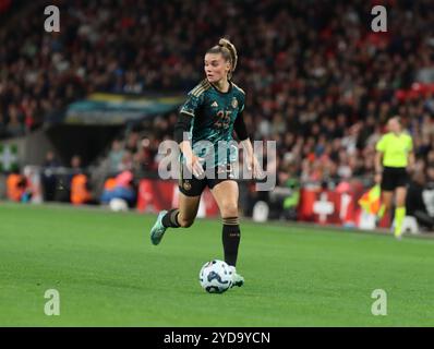 Londres, Royaume-Uni. 25 octobre 2024. Selina Cerci (25 Allemagne) charge lors du match international féminin entre l'Angleterre et l'Allemagne au stade de Wembley à Londres, Angleterre, vendredi 25 octobre 2024. (Claire Jeffrey/SPP) crédit : photo de presse SPP Sport. /Alamy Live News Banque D'Images