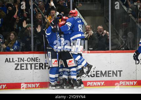 Jubel BEI (v.l.n.r.) Matt Puempel (Schwenninger Wild Wings #73) Kyle Platzer (Schwenninger Wild Wings #88) Schwenninger Wild Wings gegen EHC Red Bull Muenchen, Eishockey, DEL, Spieltag 12, saison 2024/2025, 25.10.2024 Foto : Eibner-Pressefoto/Sven Laegler Banque D'Images