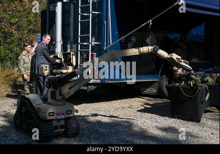U.S. Rep. French Hill exploite un robot avec l'aide des membres du 19th civil Engineer Squadron explosive Ordnance Disposing à Little Rock Air Force Banque D'Images