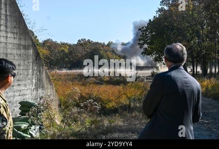 Les techniciens de l'USP French Hill et du 19 civil Engineer Squadron explosive Ordnance Disposal (EOD) font exploser une charge lors d'une démonstration à Little Banque D'Images
