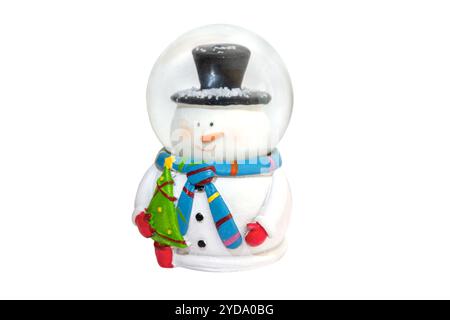 Boule à neige avec bonhomme de neige isolé sur fond blanc, jouets de Noël Banque D'Images