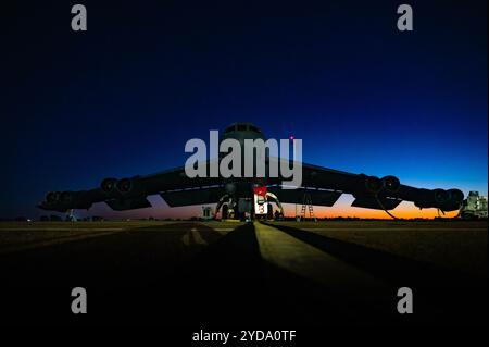 Les membres d'équipage de l'US Air Force affectés au 96th Bomb Squadron et les agents de maintenance affectés au 2nd maintenance Group effectuent des inspections avant vol Banque D'Images