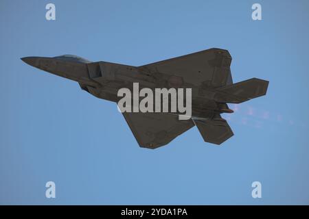 Un F-22 Raptor de l'US Air Force du 1st Fighter Wing, joint base Langley-Eustis, Virginie, décolle pour un vol d'entraînement pendant le Checkered Flag 25- Banque D'Images