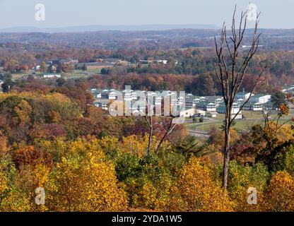 FORT INDIANTOWN GAP, Pa. – le feuillage automnal est brillant à travers l’installation alors que le centre-sud de la Pennsylvanie atteint le sommet de l’automne 2024. (Pennsylv Banque D'Images