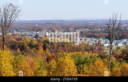 FORT INDIANTOWN GAP, Pa. – le feuillage automnal est brillant à travers l’installation alors que le centre-sud de la Pennsylvanie atteint le sommet de l’automne 2024. (Pennsylv Banque D'Images