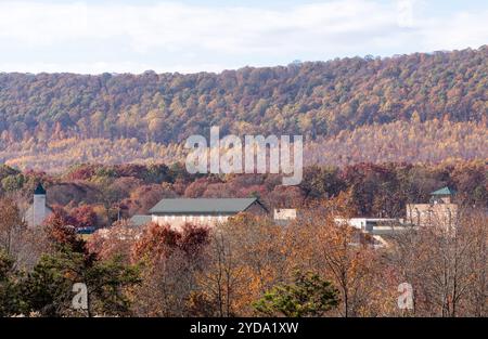 FORT INDIANTOWN GAP, Pa. – le feuillage automnal est brillant à travers l’installation alors que le centre-sud de la Pennsylvanie atteint le sommet de l’automne 2024. (Pennsylv Banque D'Images