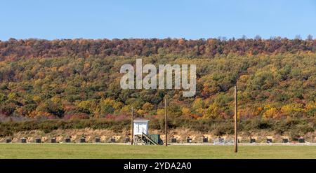 FORT INDIANTOWN GAP, Pa. – le feuillage automnal est brillant à travers l’installation alors que le centre-sud de la Pennsylvanie atteint le sommet de l’automne 2024. (Pennsylv Banque D'Images