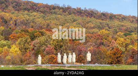 FORT INDIANTOWN GAP, Pa. – le feuillage automnal est brillant à travers l’installation alors que le centre-sud de la Pennsylvanie atteint le sommet de l’automne 2024. (Pennsylv Banque D'Images