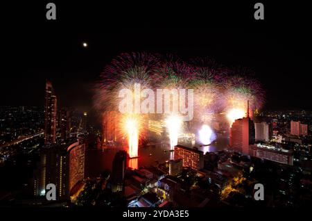 Feux d'artifice spectaculaires le long de la rivière Banque D'Images