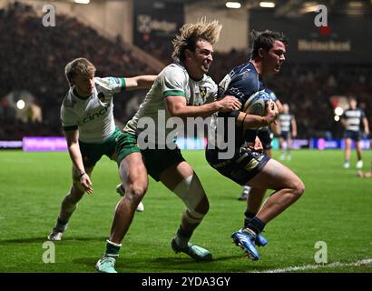 Ashton Gate, Bristol, Royaume-Uni. 25 octobre 2024. Gallagher Premiership Rugby, Bristol Bears contre Northampton Saints ; James Ramm de Northampton Saints s'attaque à Benjamin Elizalde de Bristol Bears en contact crédit : action plus Sports/Alamy Live News Banque D'Images