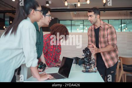 Les progrès de la technologie ont contribué à alléger les charges humaines. Robot à commande manuelle C'est un autre type de travail que assis Banque D'Images