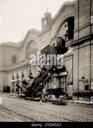 1895 , 22 octobre, PARIS , FRANCE : accident de train survenu à la gare MONTPARNASSE parisienne ( chemins de fer de l'Ouest ) côté place de Rennes ( aujourd'hui place du 18 juin 1940 ). Miraculeusement, il n'y a eu qu'une seule victime : la femme du marchand de journaux devant la gare qui, pour la première fois ce matin-là, remplaçait son mari malade. Photographe inconnu du magazine parisien illustré ' le Journal ', attribué à Albert Brichaut . - BELLE EPOQUE - HISTOIRE - FOTO STORICHE - CRASH - DISASTRO FERROVIARIO - INCIDENTE FERROVIARIO - ACCIDENT FERROVIAIRE - STAZIONE FERROVIARIA - TRAGED Banque D'Images