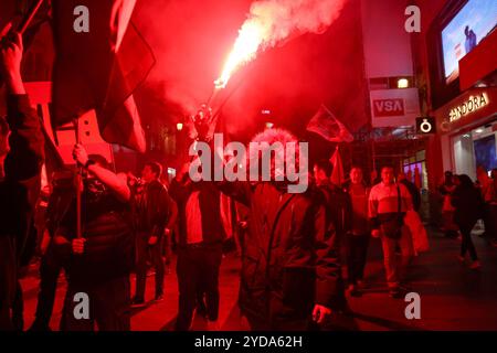 Madrid, Espagne. 25 octobre 2024. Une centaine d'extrémistes de droite du Falange espagnol ont manifesté cet après-midi dans le centre de Madrid pour protester contre la croissance de l'"immigration illégale" en Europe sous le slogan: "Face à leur invasion, la remigration". Crédit : D. Canales Carvajal/Alamy Live News Banque D'Images