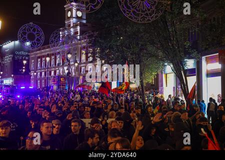 Madrid, Espagne. 25 octobre 2024. Une centaine d'extrémistes de droite du Falange espagnol ont manifesté cet après-midi dans le centre de Madrid pour protester contre la croissance de l'"immigration illégale" en Europe sous le slogan: "Face à leur invasion, la remigration". Crédit : D. Canales Carvajal/Alamy Live News Banque D'Images