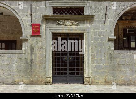 Vue imprenable sur Kotor, ville côtière historique du Monténégro, avec son architecture médiévale, son littoral pittoresque et ses montagnes majestueuses. Banque D'Images