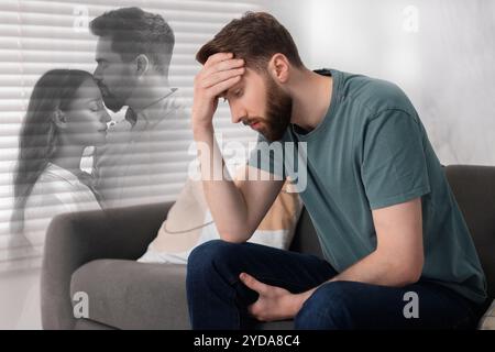 Solitude. Homme triste assis sur le canapé dans la chambre et couple heureux, double exposition Banque D'Images