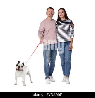 Couple heureux promenant leur chien sur fond blanc Banque D'Images