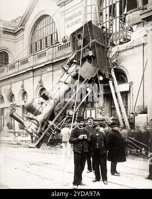 1895 , 22 octobre, PARIS , FRANCE : accident de train survenu à la gare MONTPARNASSE parisienne ( chemins de fer de l'Ouest ) côté place de Rennes ( aujourd'hui place du 18 juin 1940 ). Miraculeusement, il n'y a eu qu'une seule victime : la femme du marchand de journaux devant la gare qui, pour la première fois ce matin-là, remplaçait son mari malade. Photographe inconnu du magazine parisien illustré ' le Journal ', attribué à Albert Brichaut . - BELLE EPOQUE - HISTOIRE - FOTO STORICHE - CRASH - DISASTRO FERROVIARIO - INCIDENTE FERROVIARIO - ACCIDENT FERROVIAIRE - STAZIONE FERROVIARIA - TRAGED Banque D'Images